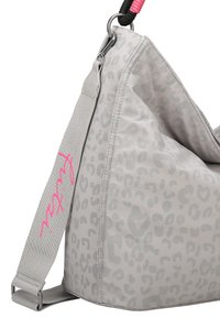 Bolso de estampado de leopardo gris con una superficie texturizada, una abertura amplia y una correa ancha y ajustable con acentos y herrajes en rosa.