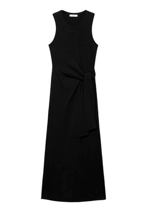 Robe noire sans manches en tissu doux, dotée d'une ceinture à la taille pour sculpter la silhouette, et d'une silhouette pleine longueur avec une coupe droite.