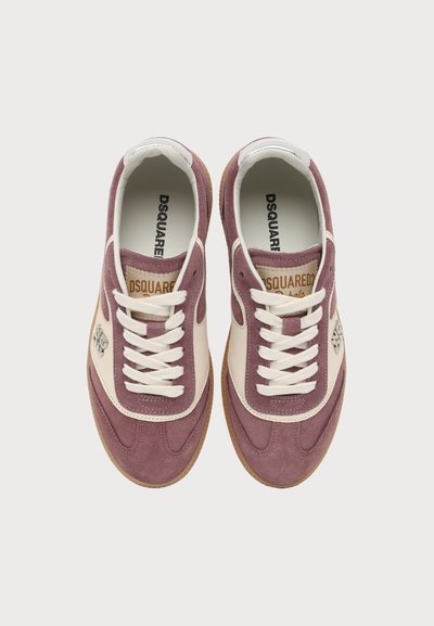 Paire de baskets à lacets mauve et crème avec semelles blanches, marquage DSQUARED2 sur les semelles intérieures et la languette, vues du dessus sur fond blanc.
