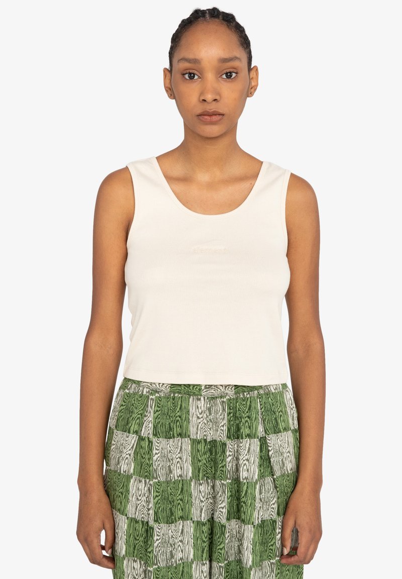 Hvid ribbet tanktop med en udringet hals, bæres med en grøn og hvid mønstret nederdel med et ternet design. Enkel og tætsiddende silhuet.
