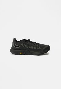 Scarpa sportiva nera con tomaia in rete, con il marchio "MERRELL", finitura testurizzata e suola in gomma resistente con logo Vibram.