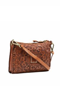 Borsa a mano in pelle marrone con intricati motivi floreali in rilievo e dettagli in strass. Dotata di chiusura con zip e tracolla regolabile.