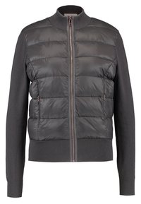 Chaqueta negra acolchada con cuerpo de punto, cuello alto y cierre de cremallera. Presenta una textura suave y puños acanalados con un ligero brillo.