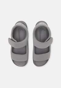 Nike Sportswear CALM UNISEX - Szandálok - flat pewter/metallic silver