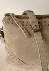 Next STUDDED - Ülerinna-kott - bone