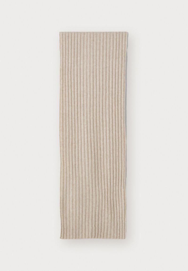 Diadema de tela beige con canalé, forma rectangular alargada, fabricada en material suave con rayas verticales, bordes acabados, sin herrajes visibles.