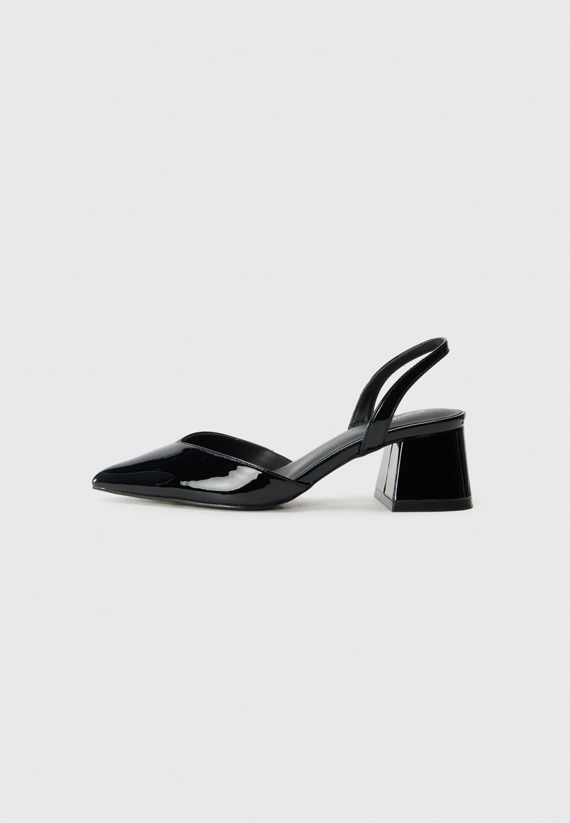 Escarpins à talons en cuir verni noir avec bride arrière, bout pointu et talon carré. Texture lisse avec un design minimaliste et une silhouette élégante.