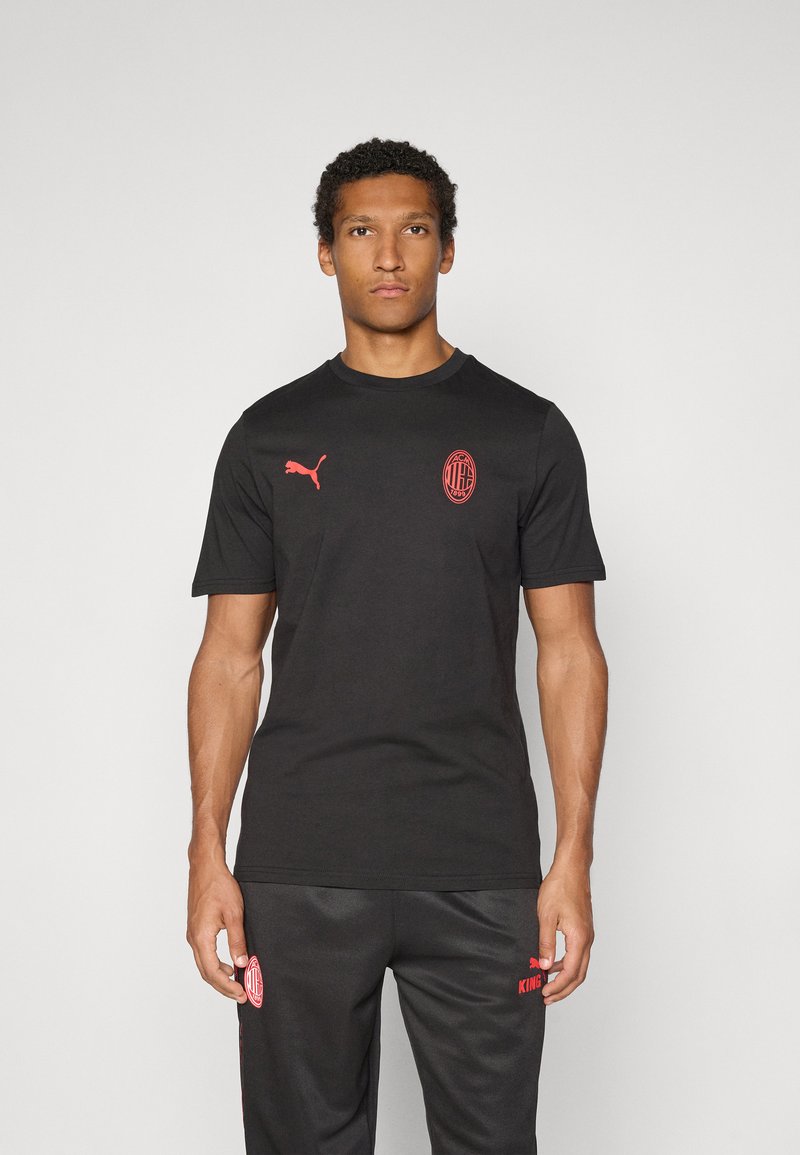Sort kortærmet T-shirt lavet af bomuld med rund hals, forsynet med en rød Puma logo og et AC Milan emblem på brystet.