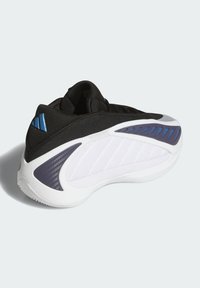 Sort sportsko med strukturert svart mesh-overside, hvit mellomsåle og blå aksenter på siden og bak. Buet gummisåle.