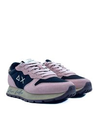Scarpe sportive rosa e blu in materiali scamosciati e mesh. Presentano lacci bianchi, dettagli con logo e una suola testurizzata con la frase "Corri più veloce."