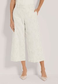 Witte cropped wijde pijpen met bloemenborduursels, voorzien van een gladde stofstructuur, voorzakken en een hoge taille ontwerp.