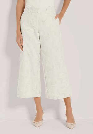Weiße, kurz geschnittene, weite Hosen mit floralen Stickereien, die einen glatten Stofftextur, Fronttaschen und ein hoch geschnittenes Design aufweisen.