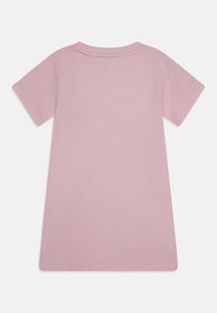 Φωτεινό ροζ βαμβακερό T-shirt με κοντά μανίκια, στρογγυλή λαιμόκοψη και ίσια γραμμή. Λείο υφα�σμάτινο υλικό και τελειωμένα γαζιά. Εμφανίζεται η πίσω πλευρά.