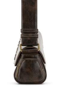 Sac à épaule en faux cuir beige et marron. Présente une surface texturée, des accents en métal doré et un compartiment zippé à la base.