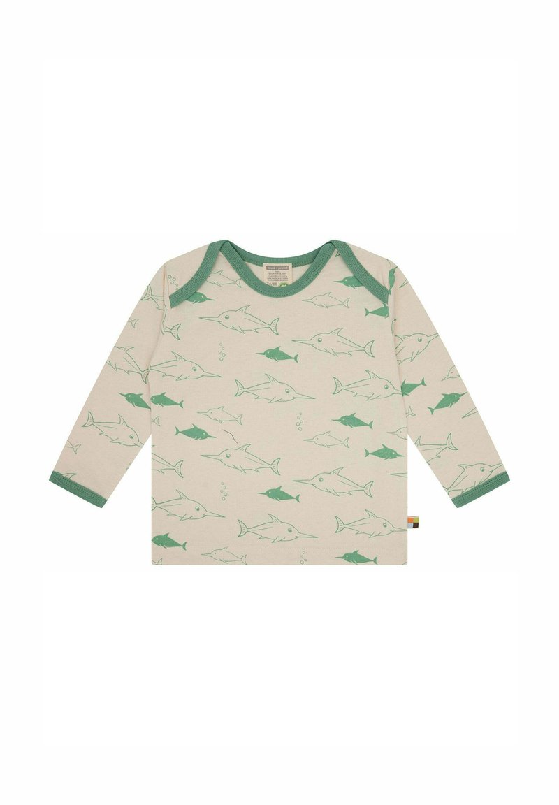 Langärmliges Shirt aus cremefarbenem Baumwollstoff mit grünem Fischmuster und kontrastierendem grünem Rippenhals, mit einem kleinen Etikett an der Seite.
