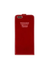 Étui de téléphone en cuir rouge avec une texture lisse, doté de coutures blanches et d'un logo en relief à l'avant. Conception slim et rectangulaire.