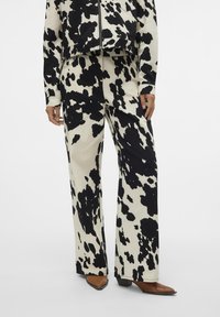 SOMETHINGNEW COW PRINT TROUSERS - Pantalon classique - macadamia aopcort