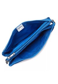 Sacchetto di stoffa blu con due scomparti e chiusura con zip. Bordo testurizzato e etichetta di marca visibile all'interno. Materiale liscio e leggero.