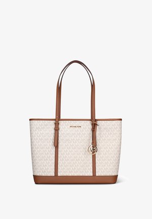 Sac fourre-tout en toile crème avec un motif de lettres initiales MK superposées, doté d'accents en cuir marron et de bretelles d'épaule. Breloque logo dorée attachée.