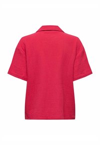 Chemise rouge à manches courtes avec un tissu texturé, à coupe décontractée et col classique. La vue de dos montre un ourlet lisse et droit.