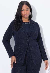Navyblazer aus strukturiertem Stoff mit subtilen Wirbelmustern, Ein-Knopf-Verschluss und zwei Vordertaschen. Geeignet für formelle Anlässe.