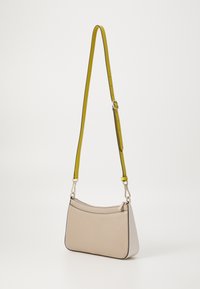 Borsa a tracolla beige in pelle con superficie testurizzata, forma sottile, tracolla gialla regolabile e dettagli in metallo.