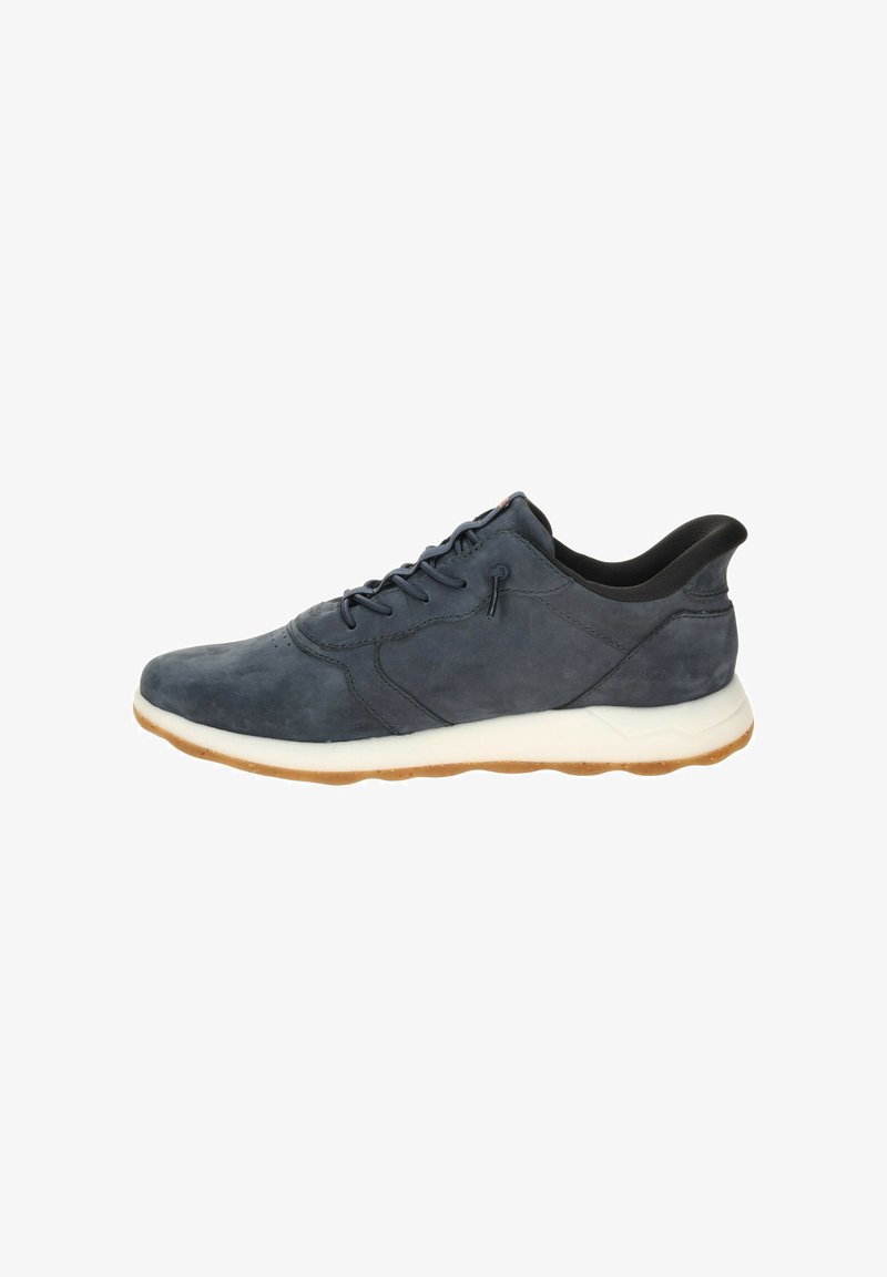 Baskets en daim bleu marine avec semelle blanche et semelle extérieure en gomme, fermeture à lacets et col rembourré pour plus de confort, vues de côté.