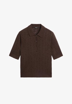 Brun strikket polo i kortærmet med tekstureret mønster og tre-knaps lukning. Har en klassisk krave og åbenvævet design.