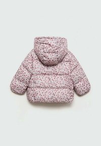 Chaqueta acolchada rosa con estampado floral, que presenta una capucha y mangas cortas. La parte trasera muestra secciones acolchadas y una textura suave en todo el conjunto.