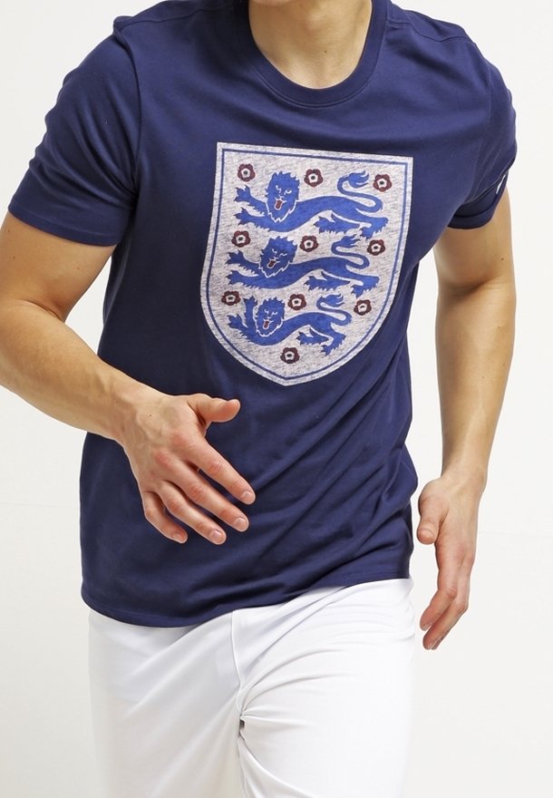 Navyblaues T-Shirt mit einem Wappen-Design, das drei blaue Löwen und florale Akzente zeigt. Hergestellt aus weichem Stoff, mit kurzen Ärmeln und einem Rundhalsausschnitt.