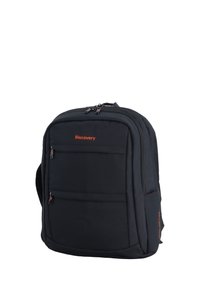 Zaino nero realizzato in tessuto resistente, con doppie cerniere, tasche frontali e un logo arancione. Design strutturato con spallacci imbottiti.