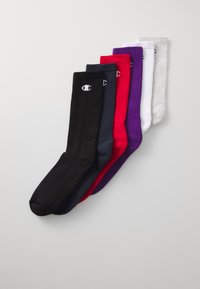 Seis pares de calcetines de tripulación expuestos en negro, azul marino, rojo, púrpura, blanco y gris, con textura acanalada y un pequeño logo.