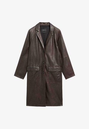Manteau en cuir marron avec un col cranté, une ouverture devant et deux grandes poches avant. Caractérisé par une texture lisse et une coupe décontractée.