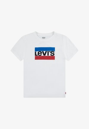 T-shirt bianca in cotone con un grande logo Levi's e accenti rettangolari blu e rossi sul petto. Collo a giro, maniche corte.