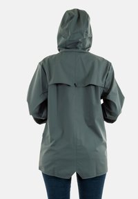 Waterdichte groene jas met een capuchon, voorzien van een rugpand en een ontspannen pasvorm. Gemaakt van glad synthetisch materiaal, ideaal voor natte weersomstandigheden.
