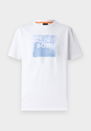 Witte katoenen T-shirt met een blauwe vierkante afbeelding met het woord "BOSS" in vetgedrukte witte letters, korte mouwen en een ronde hals.
