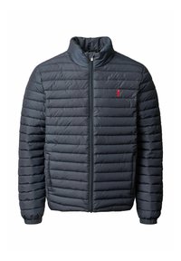 Pufferjakke i mørk marineblå, med horisontal quiltedesign, høy krage, frontglidelås og en liten rød logo på brystet.