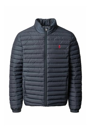Dunkelnavy-Pufferjacke mit horizontaler Steppung, hohem Kragen, Frontreißverschluss und kleinem roten Logo auf der Brust.