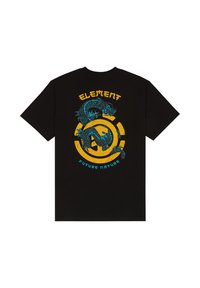 Schwarzes T-Shirt mit einem blauen Drachen, der sich um ein gelbes kreisförmiges Symbol windet, gelber "ELEMENT"-Text darüber und blauer "FUTURE NATURE"-Text darunter.