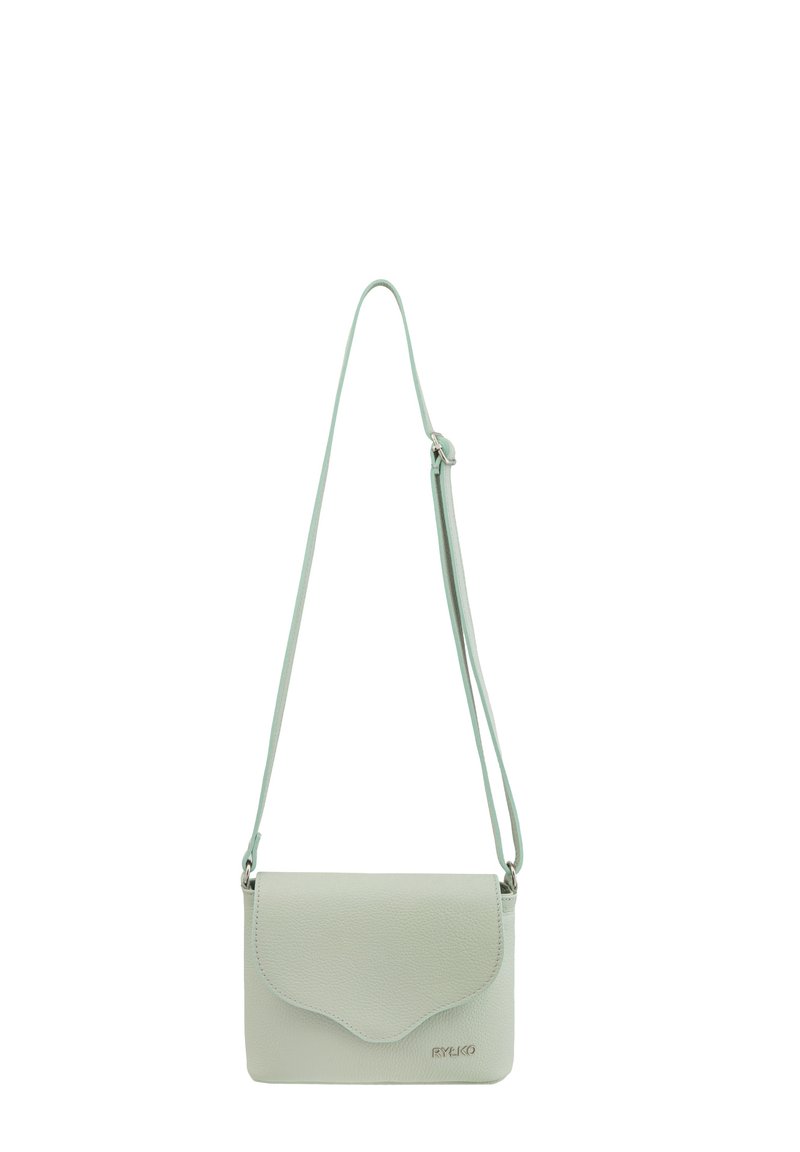 Borsa a tracolla in pelle verde menta con chiusura a pattina, bordi curvi e tracolla regolabile. Presenta il logo del marchio stampato sul fronte.