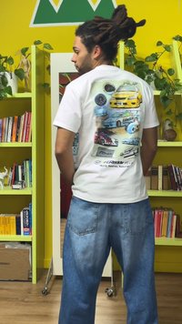 Biała graficzna koszulka z kolorowymi ilustracjami samochodów na plecach, zestawiona z jasnoniebieskimi dżinsami. Prosty fason, luźne dopasowanie.