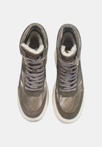 Sneaker alte in pelle grigia scura con design trapuntato, lacci grigi e suole in gomma bianca; foderate in morbido pile.