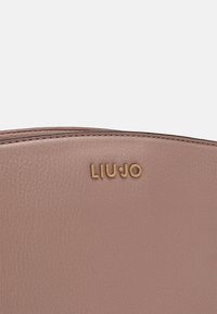 LIU JO TOP HANDLE - Rokassoma - rose smoke