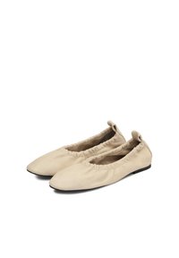 Beige Leder-Ballerinas mit einem gerafften Rand, spitz zulaufender Zehenpartie und minimalistischem Design. Weiche Textur und flache Sohle für hohen Komfort.