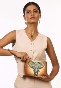 Bruine leren clutch met een kleurrijk olifantenontwerp. De tas heeft een polsband en een gladde textuur.