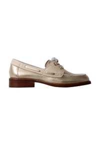 Mocassin en cuir doré avec bordure beige, bout arrondi, petit talon en bois et œillets en métal décoratifs sur le dessus.