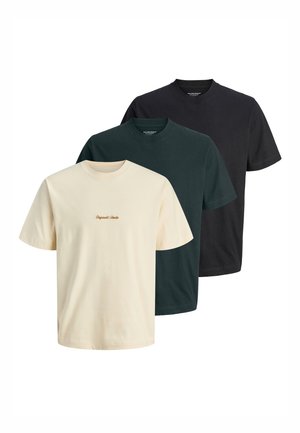 Tre ensfarvede crew-neck t-shirts i creme, mørkegrøn og sort, med lille "Original Studio" tekst centralt foran på den cremefarvede t-shirt.