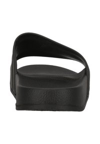 Zwarte slide-sandaal met een brede, gebogen bovenband. Het materiaal lijkt zacht en gestructureerd, met een iets verhoogde zool voor comfort.