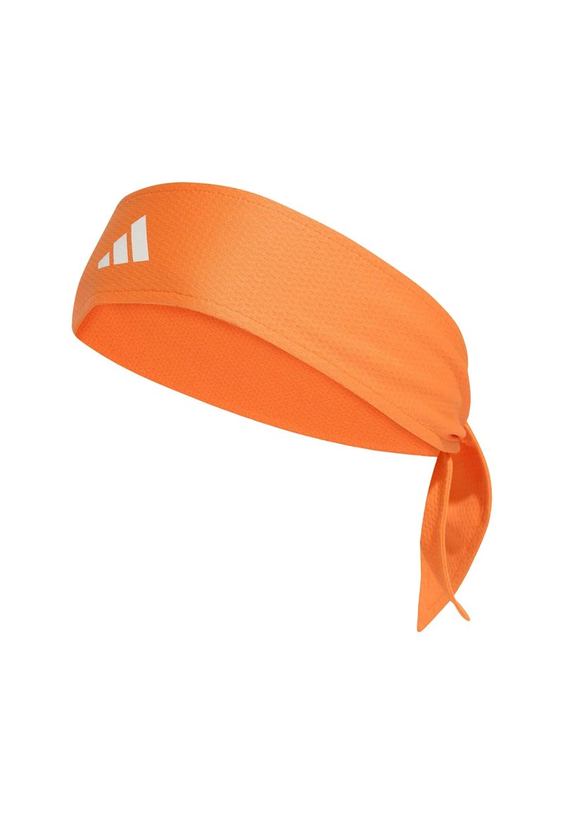 Diadema de tela naranja con una superficie texturizada, que presenta un diseño atado en la parte posterior y un logo blanco en la parte frontal.