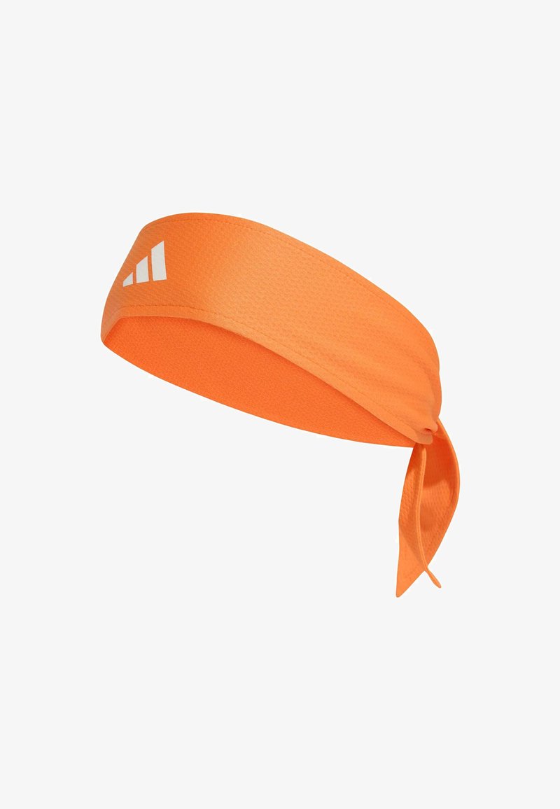 Diadema de tela naranja con una superficie texturizada, que presenta un diseño atado en la parte posterior y un logo blanco en la parte frontal.